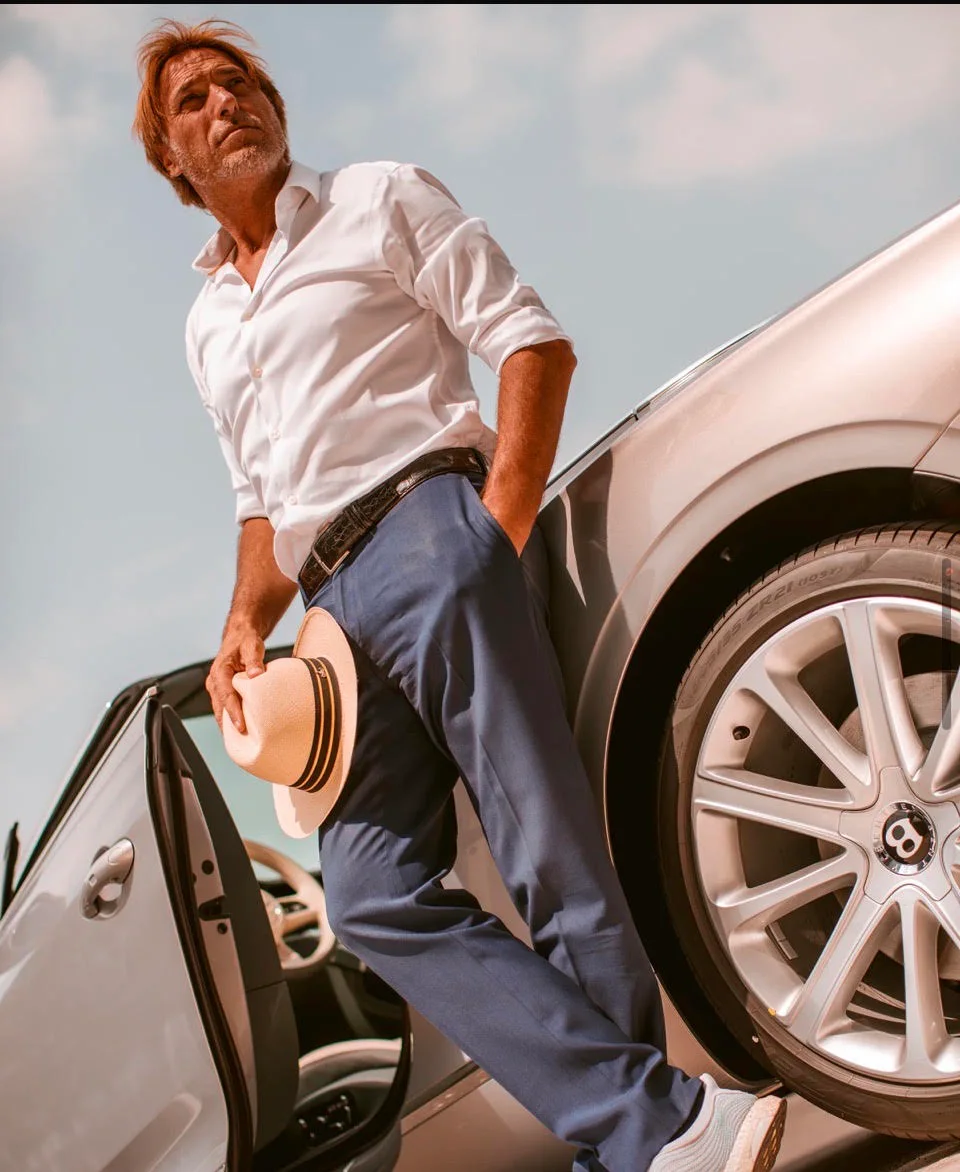 Marco Tibiletti con un Panama accanto a una Bentley