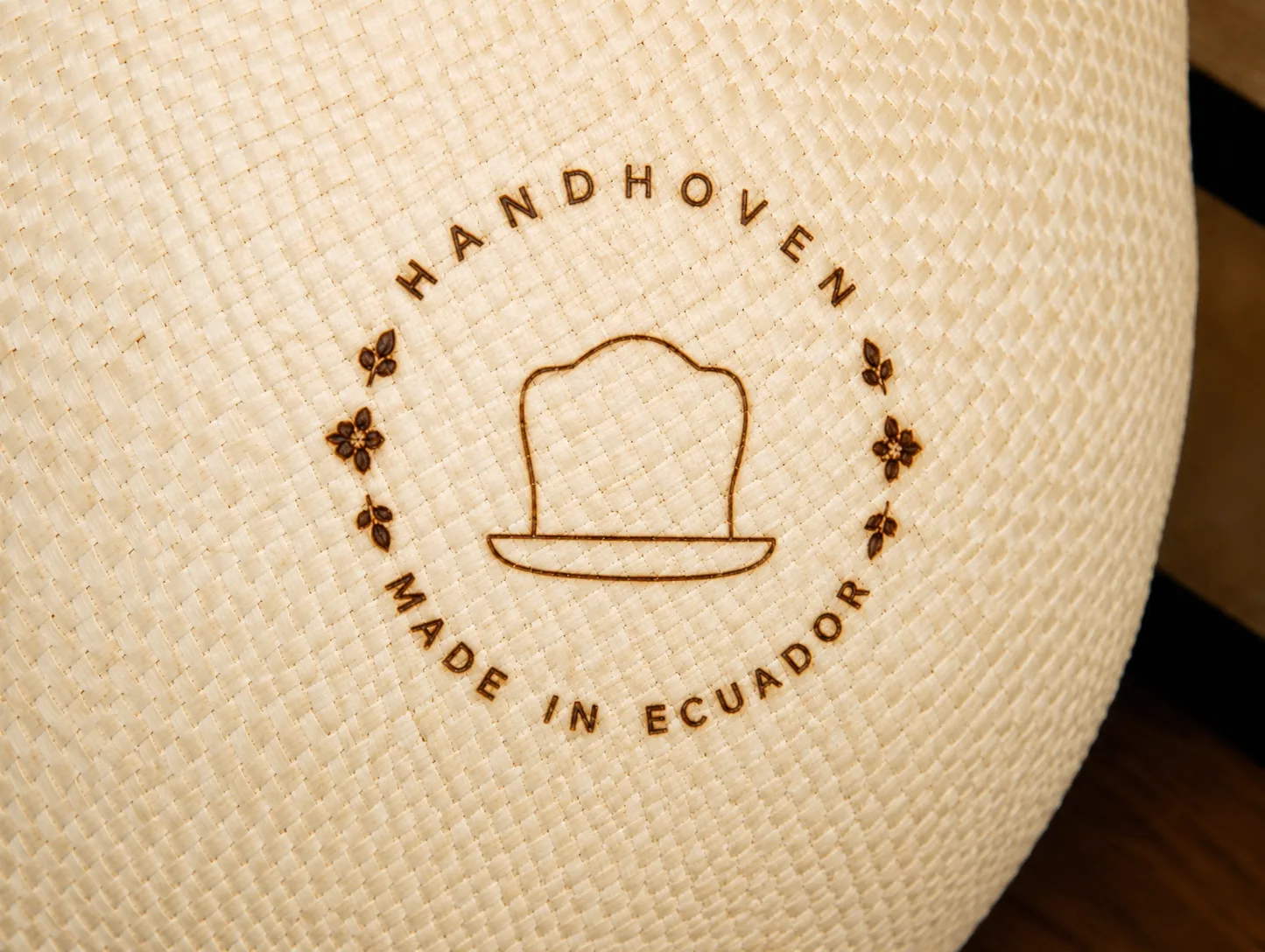 Marque Handwoven Made in Ecuador sur la calotte d’un Panama