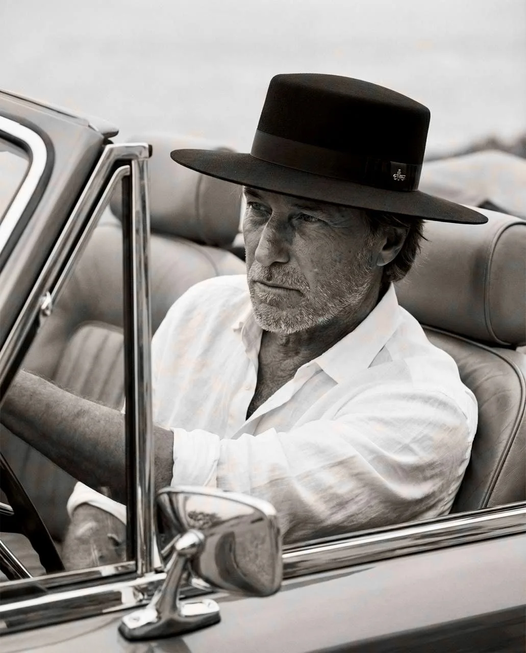 Sombrero PanamaHatters oscuro de invierno en un coche