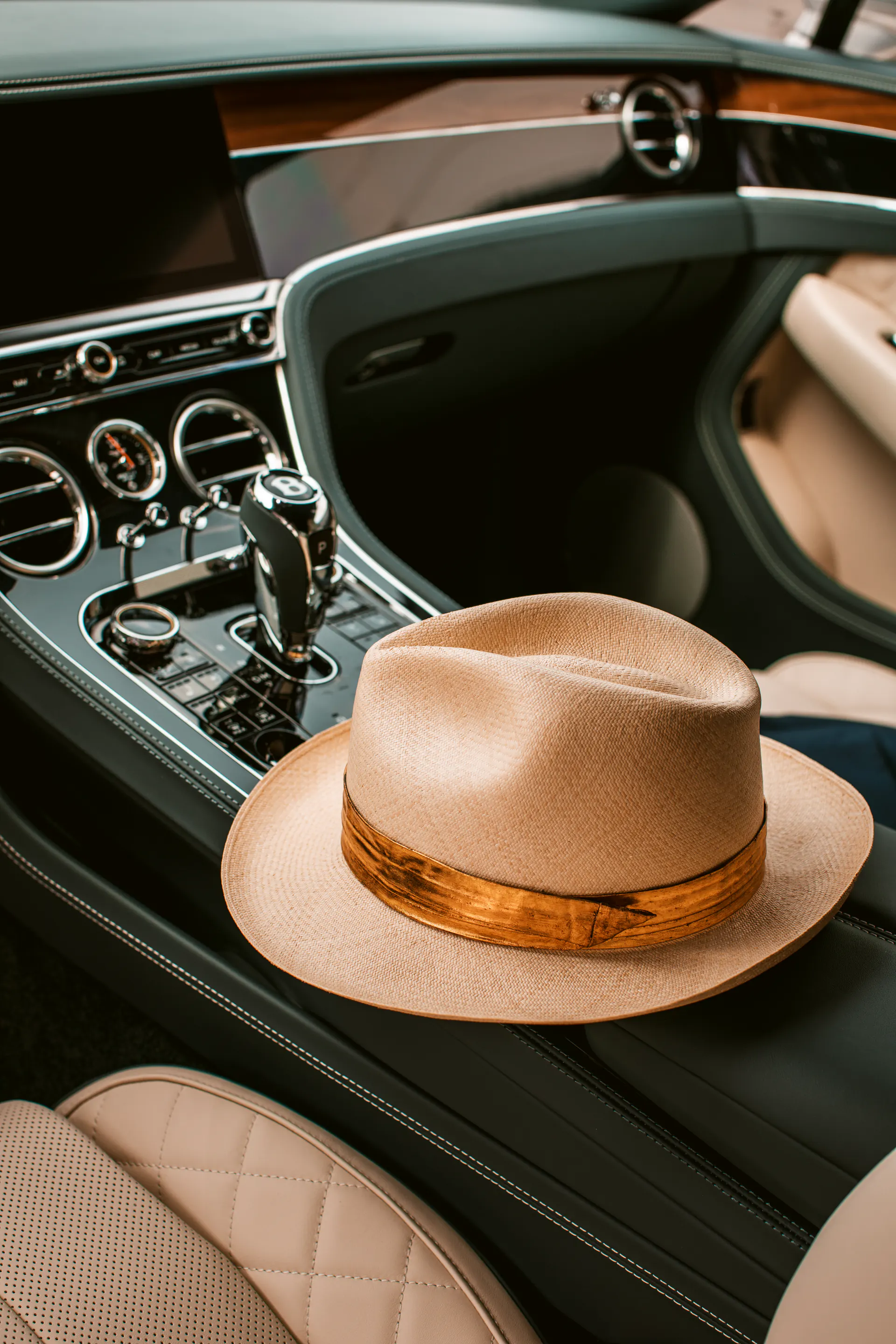 Goldish Panama-Hut im Interieur eines Bentley